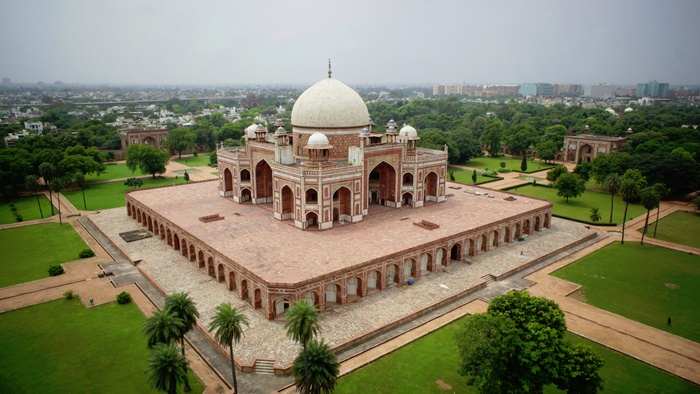 This image has an empty alt attribute; its file name is humayu-tomb2.jpg